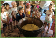 Die warme Milch wird gut umgerührt.