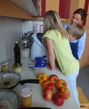 Christiane Poppenberger unterstützt die Kinder beim Kochen nach TCM.