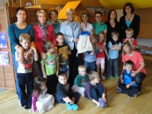 Gruppenfoto mit Bürgermeisterin Sonja Ottenbacher und Kindergartenleiterin Barbara Lechner.