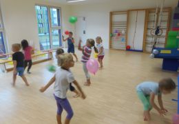 Luftballons mit Ellbogen zum Fliegen bringen FOTO: Ingrid Vordermaier