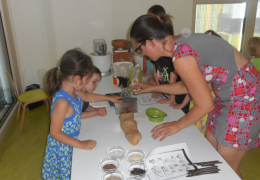 Sonja Haider kommt zum Brot backen, Foto von Ingrid Vordermaier