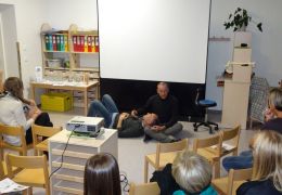 DDr. Erb zeigt uns wie man am Besten Zähne putzt Foto: Jenny Winkler