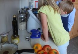 Fotos von Bettina Schmeißner Christiane Poppenberger unterstützt die Kinder beim Kochen nach TCM.