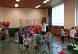 Turnstunde mit Hopsi Hopper dem Frosch