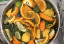 Foto: Eva Stangl erfrischender Saft mit den Kräutern aus dem Hochbeet