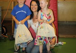 Kindergartenleiterin Silvia Holleis mit Kindern.
