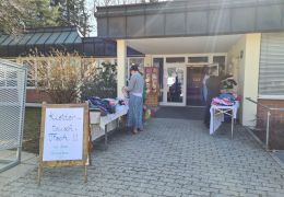 Kleidertauschtisch; Foto: Elisabeth Stabauer