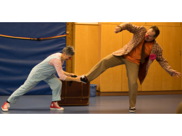 c) Was tun, wenn's weh tut? Ein Clown stürzt!