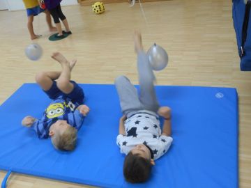 Im Liegen mit Luftballons spielen FOTO: Ingrid Vordermaier