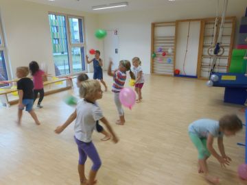 Luftballons mit Ellbogen zum Fliegen bringen FOTO: Ingrid Vordermaier