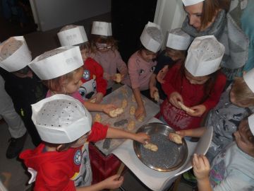 Gebäck in Mohn, Sesam und Käse wälzen, Foto von Ingrid Vordermaier-