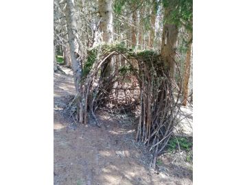 Gebaute Häuser aus Ästen Foto: Barbara Schnell