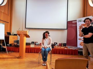 Am besten kann sie einen Spagat,- aber was wenn die Hose reisst?(Foto: Maud Bukovics)