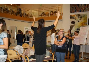 Bewegter Einstieg nach dem Mittagessen mit Bernhard Bayer AVOS; FOTO: Aistleitner