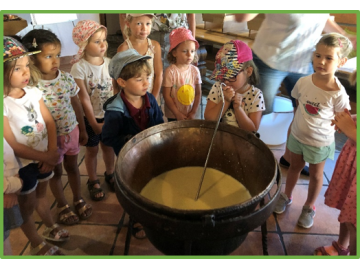 Foto: Anna Wimmer Die warme Milch wird gut umgerührt.