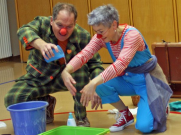 Cosimo und Pünktchen haben den Kindern auf spielerische Art und Weise das korrekte Händewaschen nähergebracht. (Foto: AVOS/Maud Bukovics)