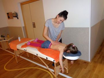 Jana massiert die Kinder