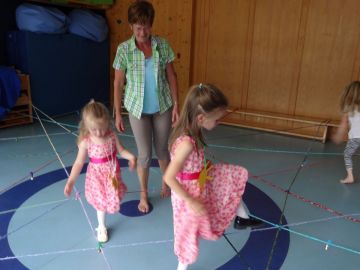 Übers Spinnennetz steigen, die Glockerl sollen nicht läuten- auch unsere Oma macht mit