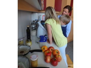 Fotos von Bettina Schmeißner Christiane Poppenberger unterstützt die Kinder beim Kochen nach TCM.