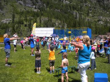 Eltern und Kinder in Bewegung.