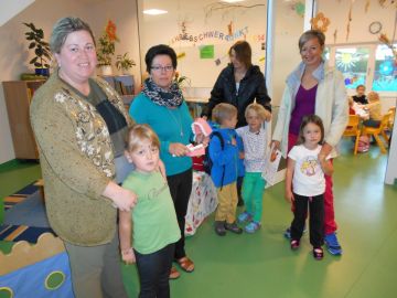 Interessierte Eltern stellen Fragen zum Thema Zahngesundheit