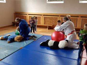 Übungen für das richtige Abrollen Foto: Theresa Schnöll