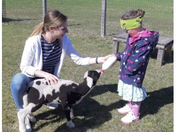 Ein Fläschchen für Emma das Lämmchen! 