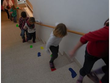 Fußabdrücke im Stiegenhaus.