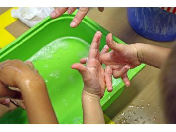 Besonders wichtig beim Händewaschen: Nicht auf Handrücken und Zwischenräume vergessen. (Foto: AVOS/Maud Bukovics)