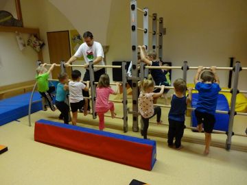 Wechselsprünge an der Sprossenwand