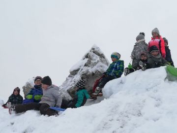 Heit gema an Berg aufi Schlittnreiten jo…