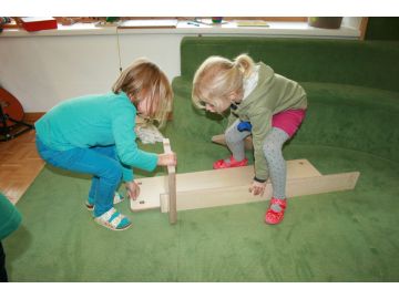 Die Bank wird gemeinsam weggeräumt.