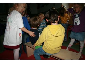 Andere Kinder helfen bei Streitschlichten gerne mit.