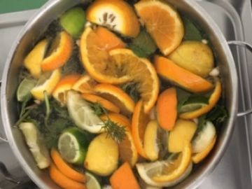 Foto: Eva Stangl erfrischender Saft mit den Kräutern aus dem Hochbeet