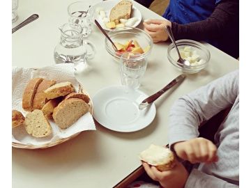 Wir lassen uns unser selbstgebackenes Brot schmecken :), Foto: Patricia Schipflinger