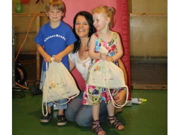 Kindergartenleiterin Silvia Holleis mit Kindern. Kindergartenleiterin Silvia Holleis mit Kindern.