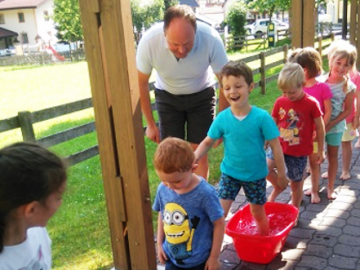 Kneippen im Kindergarten Fusch