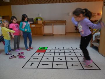 Beim Pfeile-Hüpfen.