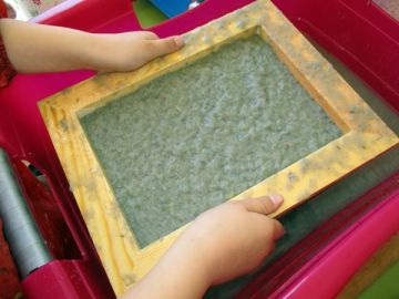 Papier schöpfen Foto: Christina Rosner