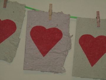 Handgeschöpftes Papier Foto: Christina Rosner